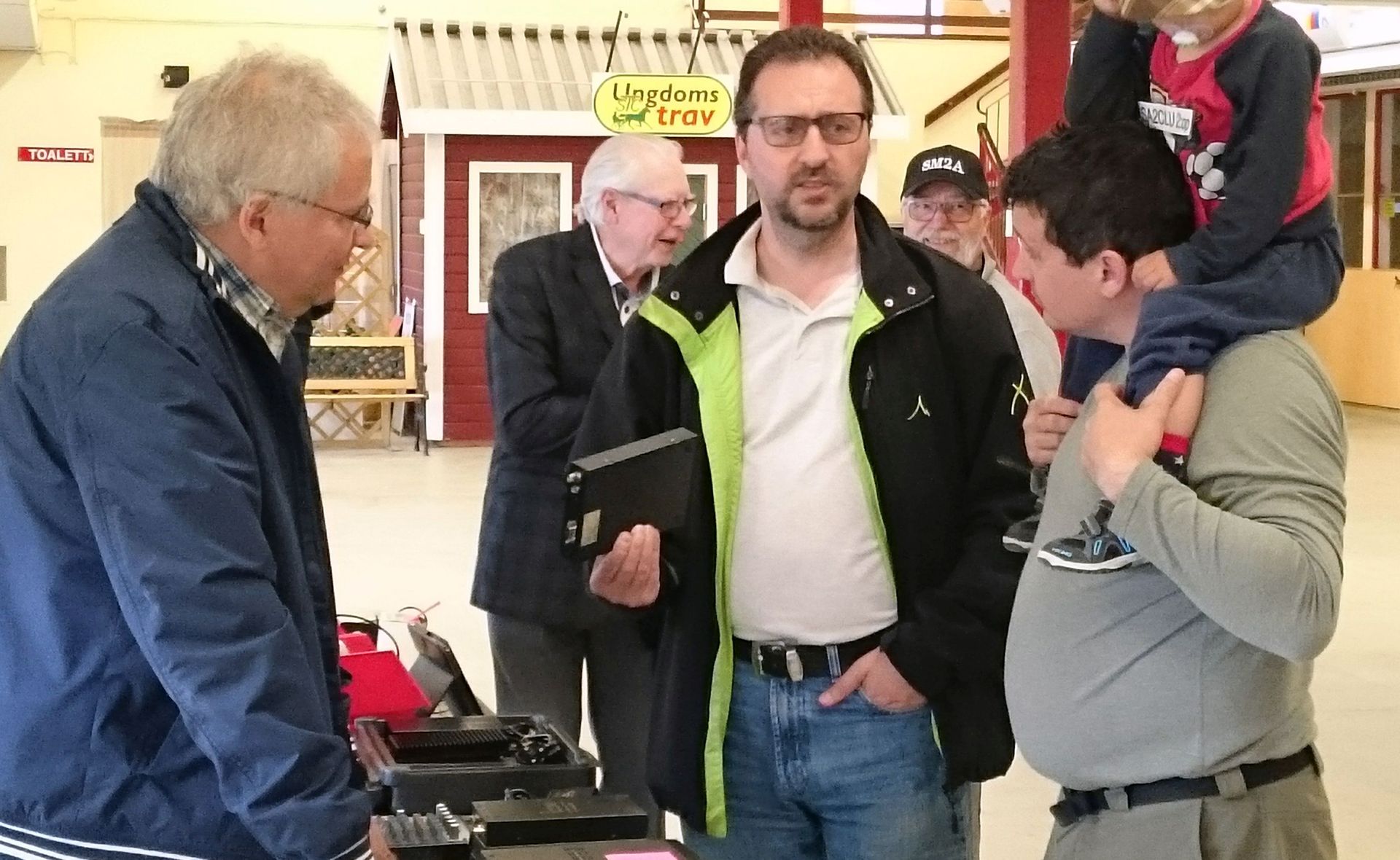 SM0KOT, SM2TOS och SA2CKU. i bakgrunden vår nestor Kurt/SM2DXH. SM0KOT, SM2TOS och SA2CKU. i bakgrunden vår nestor Kurt/SM2DXH.