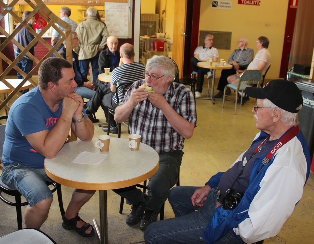 Uffe/SM2JDU, Bert/SM2GCQ and Erik/SM2LWU in the café. Uffe/SM2JDU, Bert/SM2GCQ and Erik/SM2LWU in the café.
