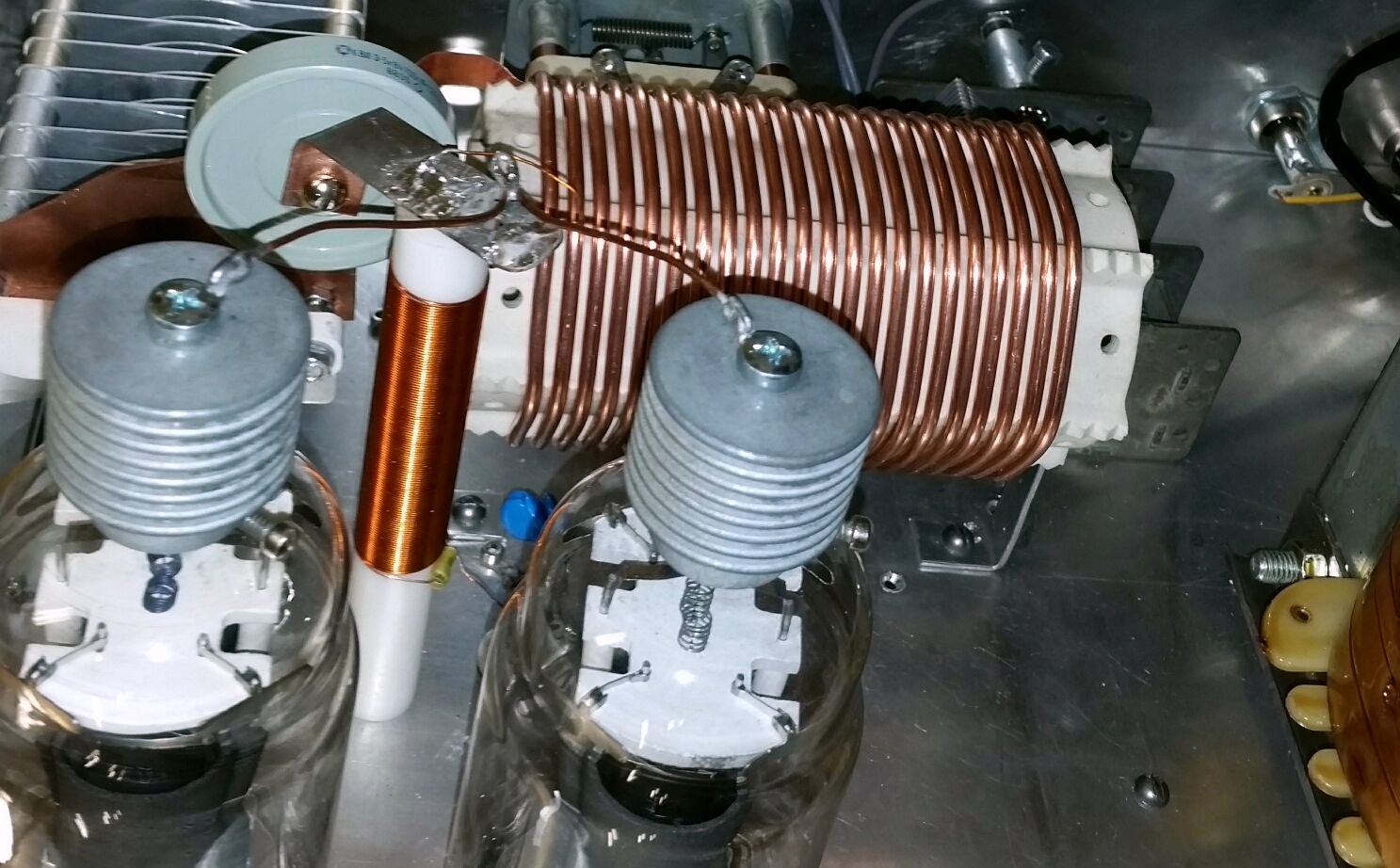 A closeup of the 80/40m tank coil.