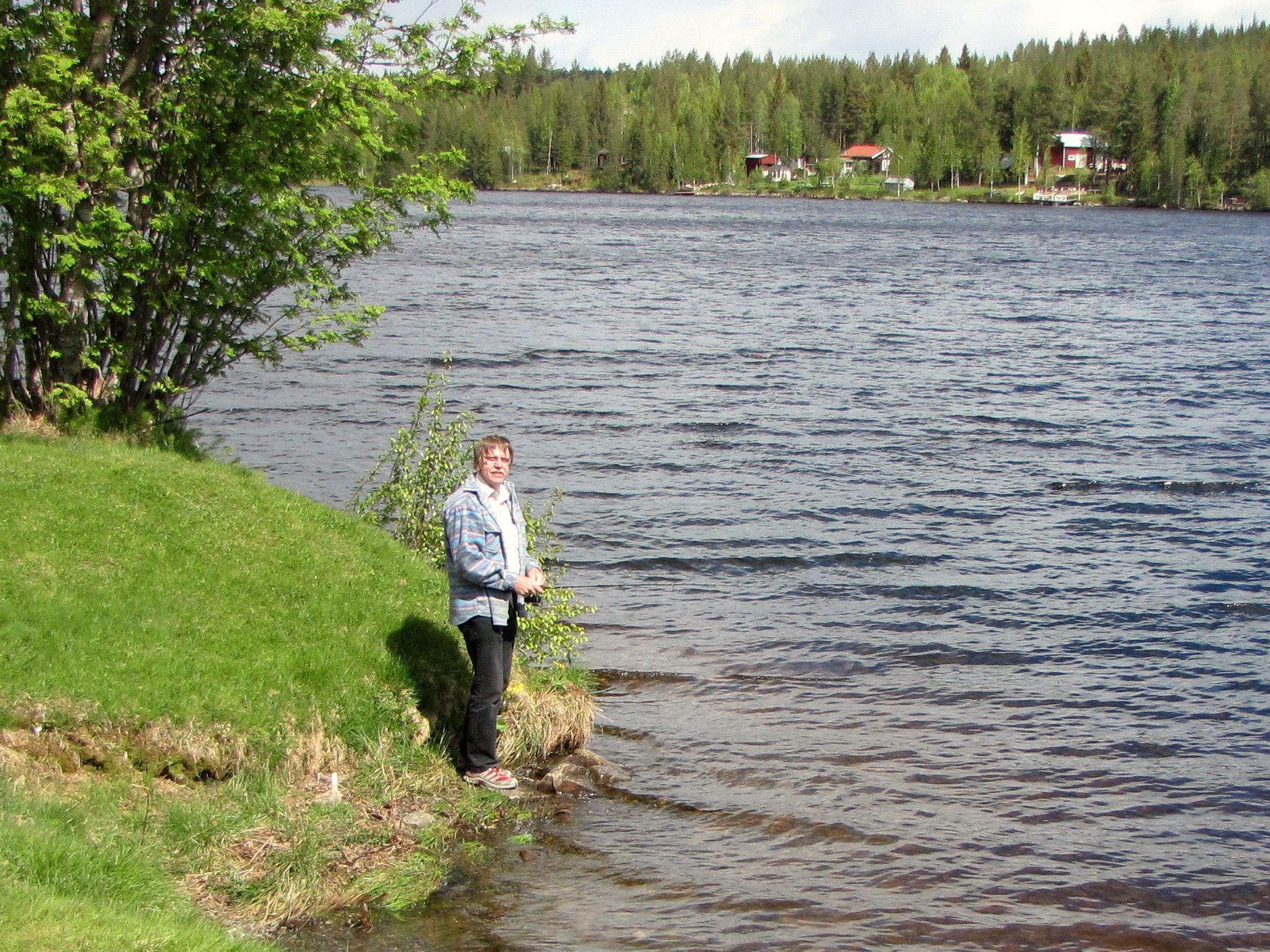 Janne, SM2FXT, fixar lunchfisk... Janne, SM2FXT, fixar lunchfisk...