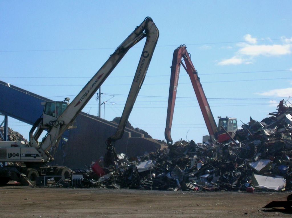 "Plåtgiraffer" som matar Shreddern "Plåtgiraffer" som matar Shreddern