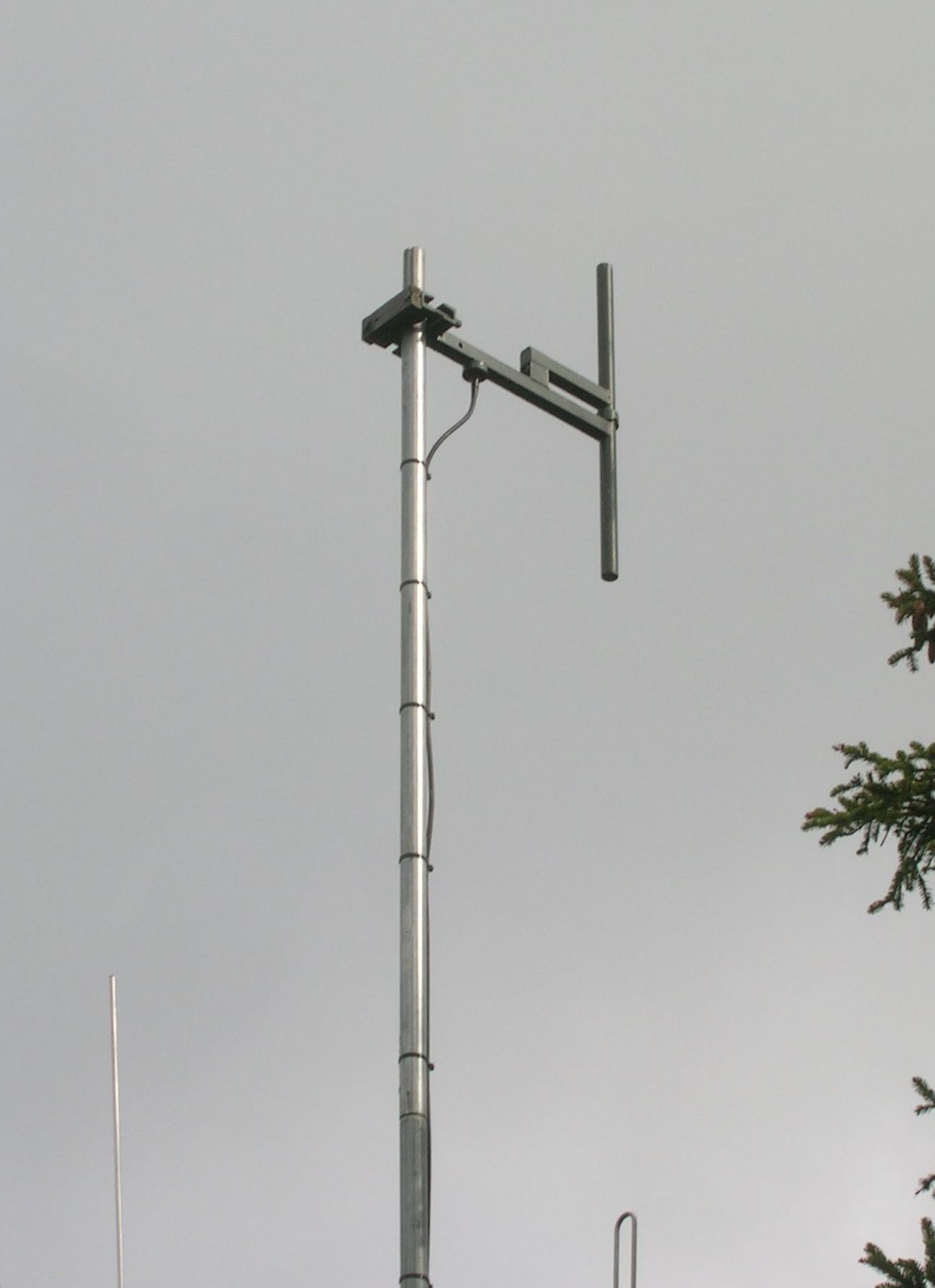 Temporary dipole and a temporary antenna mast! Temporary dipole and a temporary antenna mast!